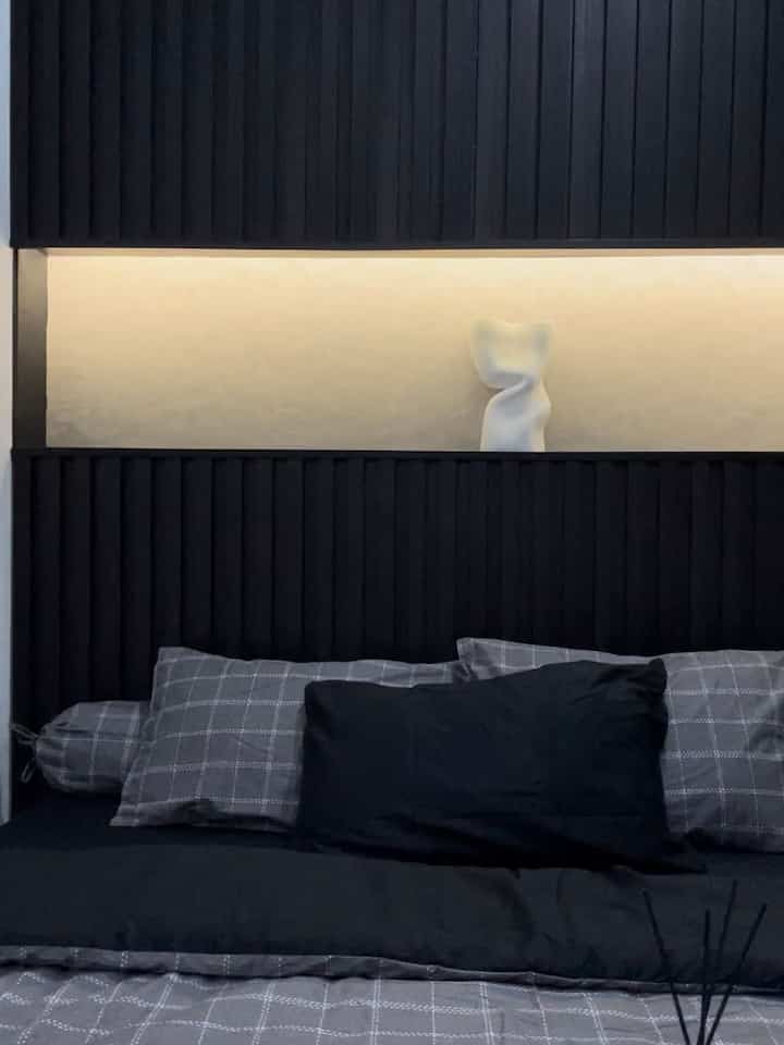 Favorite lighting dirumah adalah di master bedroom! Menggunakan design lighting yang lebih warm dengan pemilihan LED strip yang dipasang dibackdrop kamar✨✨

#LEDstriplighting #LightingIdeas #WarmLighting #BedroomLighting
#HomeLighting #InspirasiLampu #LightingDesign 