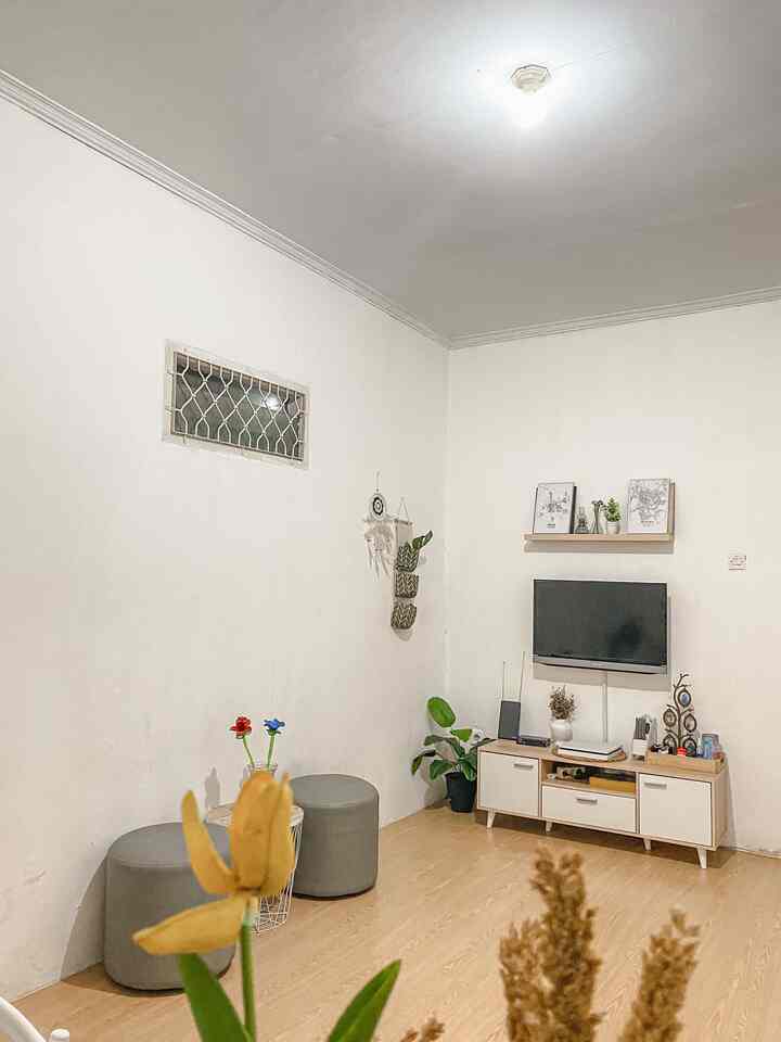 Salah satu kunci agar rumah terlihat nyaman dan mungkin menambah keestetikan suatu ruangan adalah lighting. Bagi kami ini sangat berpengaruh pada vibe suatu ruangan. Untuk itu kami memilih memperbaiki pencahayaan ruangan di rumah dengan memperhatikan warna lampu yang cocok. Kami lebih nyaman menggunakan warna lampu Natural atau Warm white untuk semua ruangan di rumah. Karena memberi kesan lebih hangat dan nyaman. Belum banyak styling untuk lighting, kami hanya menggunakan LED bulb biasa. Tapi bagi kami saat ini cukup untuk rumah sederhana ini :)

#homelighting #inspirasilampu #lightingdesign #pencahayaanrumah #lampu #rumahminimalis