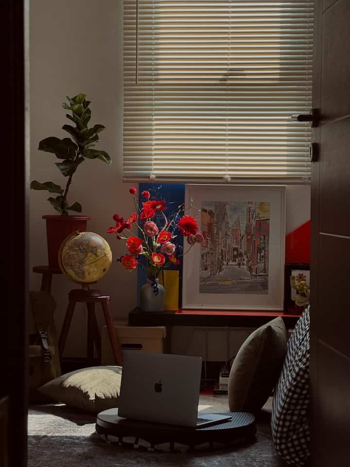 Selamat pagi dari Selasar Apartment ✨
Ruangan ini sebelumnya gudang, yg telah di makeover menjadi ruangan yg sementara untuk santai, sekedar buka leptop dan main hape. 
#selasarapt
#tinyapartment
#roommakeover
#stylingroom
#roomdecor
