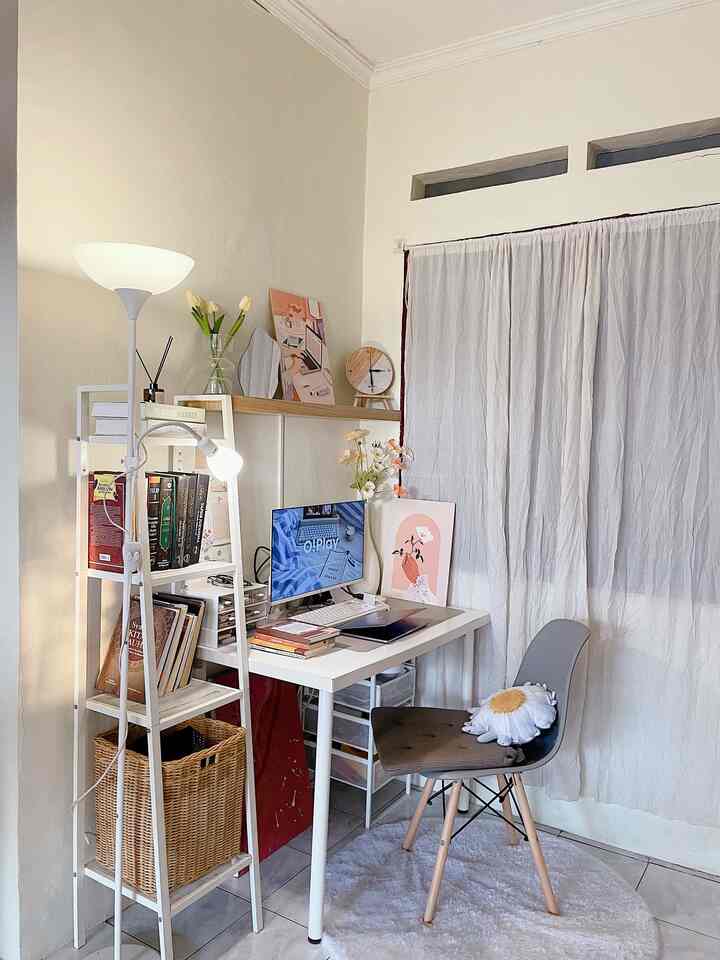 Ruang kerja yang setiap hari dipakai karena selain menjadi tempat kerja suami ketika WFH, ruang kerja ini juga aku pakai untuk mencatat beberapa hal seputar kegiatan di rumah. Seperti budgeting, journaling, dll. Sebenarnya aku mau memakai box storage untuk menaruh buku-buku di rak, tapi masih maju mundur hehe semoga next time bisa dapat ide yang lebih mantap untuk makeover ruang kerja ini. 

Semoga bermanfaat yaaa.. 🤍✨

#minimalist
#workspace
#deskroom
#tangerang
#aesthetic
#miniworkspace