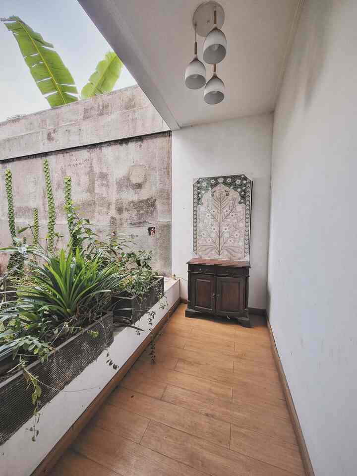 Oke sekarang waktunya spill musholanya kloof living ya. Ini adalah tempat untuk shalat bagi tamu yang berkunjung. Wudhunya bisa di toilet tamu, shalatnya disini. Tapi sekarang ditempati jg treadmill dan tempat untuk yoga juga. Jadi lumayan versatile tempat ini 😀 #musholarumah #exerciseroom #wallartdecoration #classicmodern #moslemfriendlyhome #japandi #naturalplant