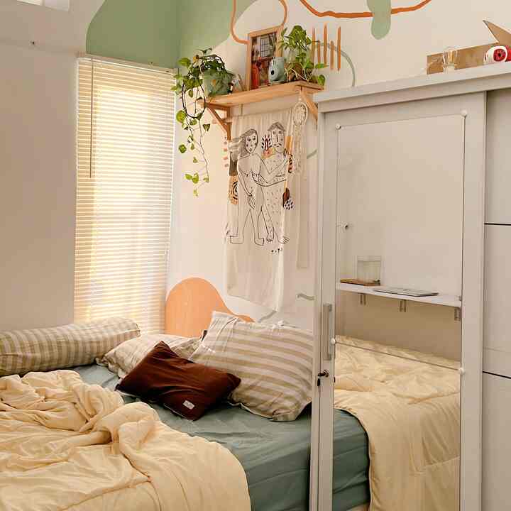 Golden hour dirumah ini membuat semua terlihat estetik di dalamnya. Aku emang suka cahaya yang banyak dan semua natural ligt. 

#natural #natruallight #estetik #kamarestetik #kamarestetik 