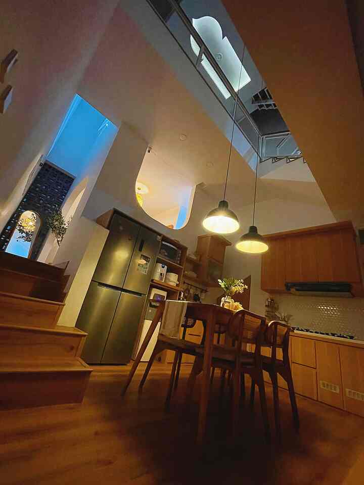 Lighting identik dengan lampu dan itu baru tampak memberi kesan berbeda ketika malam hari.
Salah satu penempatan lighting yg tdk kami sesali adalah diarea meja makan. Pemilihan warna lampu kekuningan memberikan rasa hangat ketika makan malam bersama dan serasa diresto atau cafe deh makannya :)
Lighting diarea ini kami memakai lampu gantung warna hitam produknya ikea, skurup namanya. Diameternya lumayan besar 38cm.
#HomeLighting #InspirasiLampu #LightingDesign #LampuGantung #DiningAreaLighting #DiningAreaDecor #ScandinavianHome