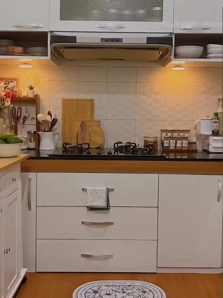 Dapur dikala malam, dapur ini luasnya hanya 3x 3,5m, ini adalah satu2 nya dapur dirumah, karena space nya yang terbatas banyak printilan dapur ga muat dalam kitchen set, jadinya ada sebagian yang dipajang pada top table dapur 

#HomeLighting
#InspirasiLampu
#LightingDesign
#dapur 
#lightingdapur
#dapurkotor
