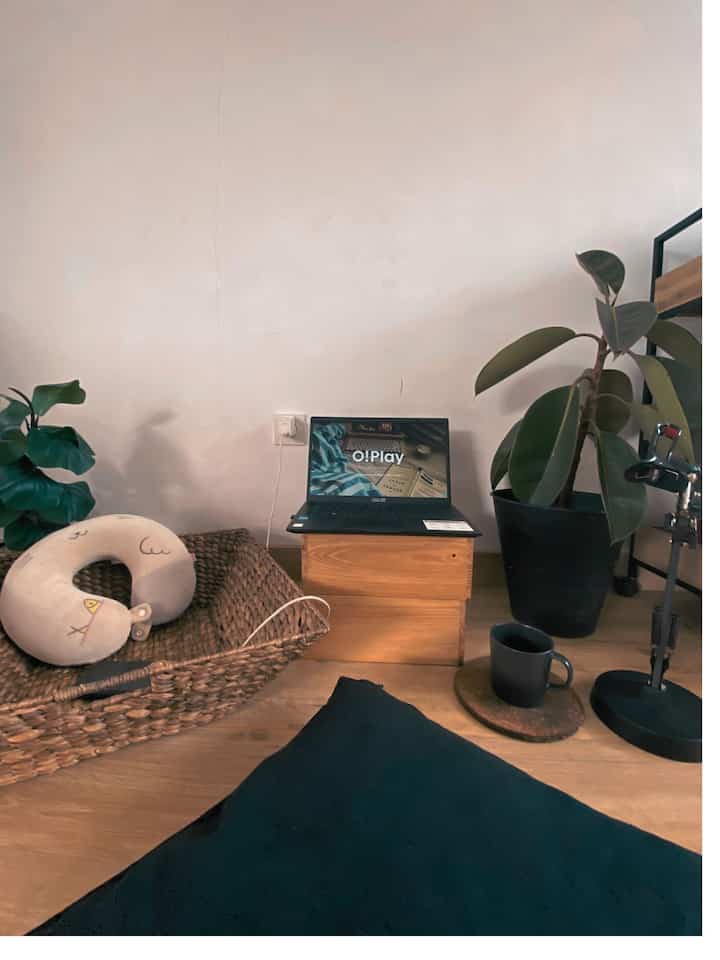 di area ruang tamu ku buat area tempat kerja lesehan dengan suasana yang nyaman dan hangat dengan lantai vinyl. #ideruangkerja #ruangkerja #homeidea #japandistyle #rumahjapandi #rumahmungil #rumahcluster