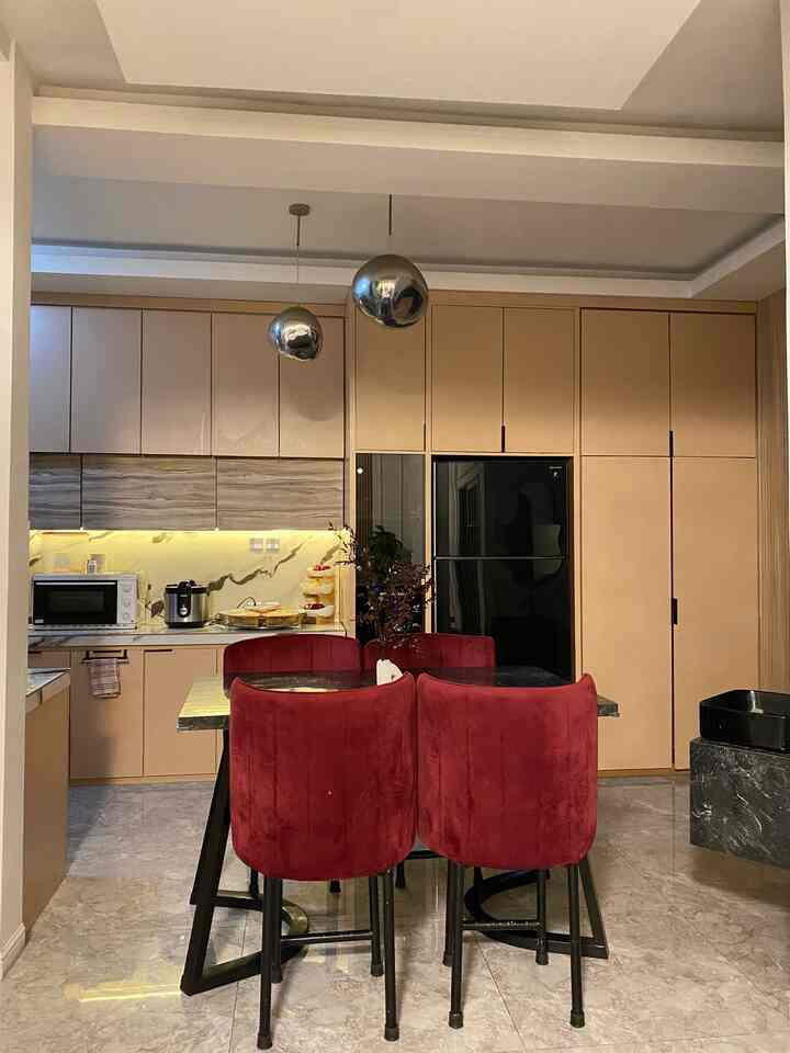 Salah satu ruangan yang dipikirin banget tata lmpu nya adalah ruangan dapur. 

Ada 3 jenis penetuan lampu di ruangan dapur ini, yaitu :
1. Lampu plafon
2. Lampu meja makan 
3. Lampu dapur

Dari ketiga jenis ini masing-masing memberikan ambience yang berbeda dan warna lampu yang sering aku pakai adalah nuansa warm (kuning) terkesan lebih senada dan hangat. 

Dari 3 tie lampu ini hampir semua nya di pakai berdasarkan fungsi nya masing2 bahkan saat ngetake video tidak perlu tambahan lampu lagi cukup dengan penerangan ke tiga jenis ini. 

Jadi sebelum menentukan pemasangan lampu ada baiknya dipikirkan terlebih dahulu fungsi nya untuk apa apakah ada kebutuhan khusus atau mau seperti apa supaya penerangan nya cukup fungsional. 

Nah homers sekian inspirasi mengenai per langhtingan di rumah qu, semoga menginspirasi 🥰🤍

#HomeLighting
#InspirasiLampu
#LightingDesign
#Kitchen
#DapurIdaman
#ModernMinimalis