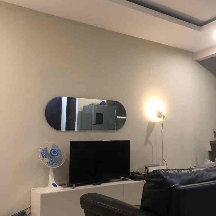 Awal bangun khisaku, aku itu selalu mikir kalo lampu kuning bikin pusing dan terlalu berkesan “remang2”, mungkin karena dirumah orangtuaku aku kebiasaan pake lampu putih. 
Tapi ternyata sekarang aku sukaaa banget lampu kuning gini😍 meskipun ini pakai biglight, tapi feel nya tetep warm dan cozy. 
Sampe aku cita2 banget suatu saat bila bikin rumah pengen bgt pake lighting designer. 
Kalau tetangga sukanya lampu putih atau kuning buat biglight? 

#HomeLighting 
#InspirasiLampu
#LightingDesign 
#InspirasiCahaya
#CahayaLampu
#RumahMinimalis
#RumahKecil
#CahayaRuangTamu