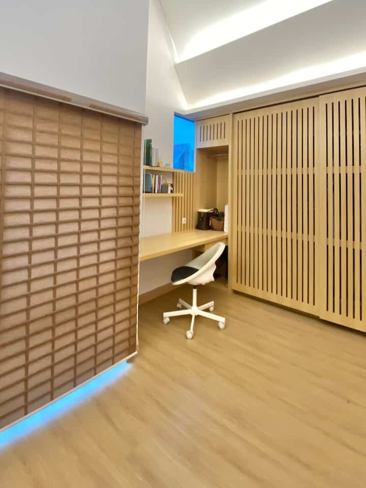 Hi! Ini adalah meja kerja yang ada di kamar utama homeatforty yang biasanya dipakai ketika wfh. Di meja ini memang tidak terlihat banyak dekorasi selain buku-buku yang memang saya baca dan terakhir saya menambahkan cermin meja dengan warna gold yang senada dengan nuansa kayu di kamar ini (slide 2 dan 3).

Penambahan kecil saja sudah membuat ruangan lebih cantik, dan juga pastinya harus tetap memberikan manfaat baik dari sisi fungsi ataupun estetika.

#mejakerja #dekorasimejakerja #kamartidur #mirror #wfh #workfromhome #bedroomdecor