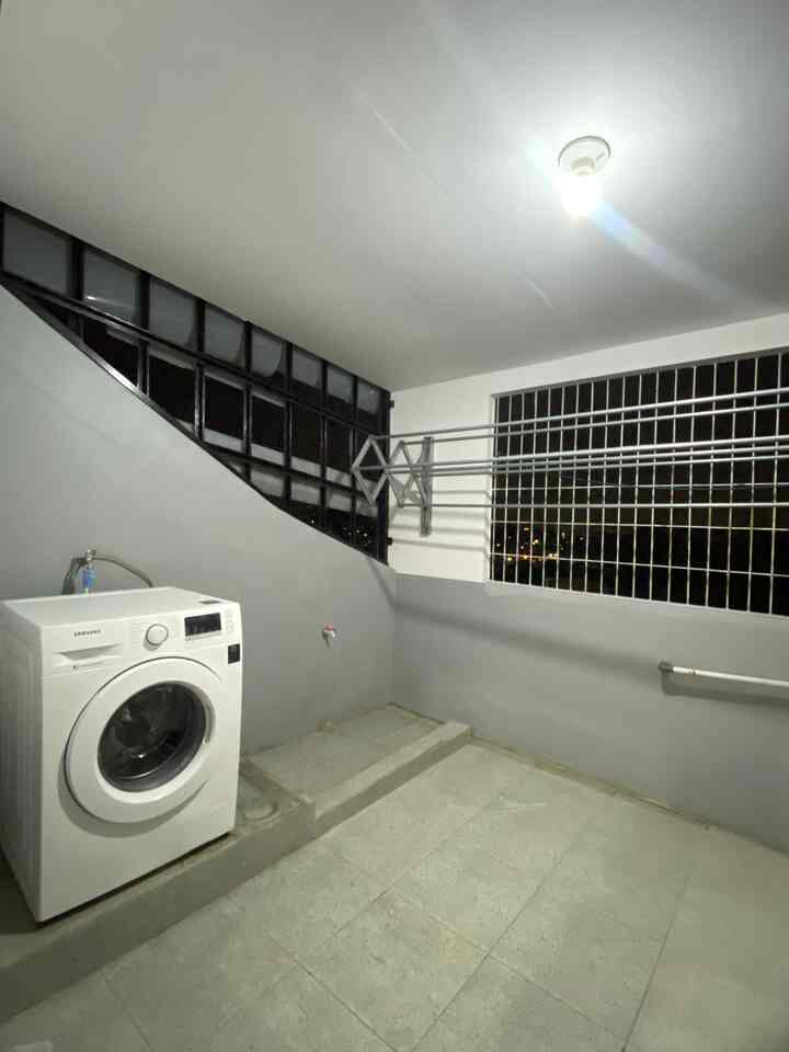 Salah satu bagian yang belum tersentuh renovasi adalah bagian laundry room. 
Tapi cukup tertata dengan ruangan 175x175 cm yang terletak di lantai 3 terlihat tersembunyi dan dipakai sesuai fungsinya ☺️

Area samping mesin cuci tempat keluarnya air hasil cucian dan tempat untuk beberapa pakaian yang tidak perlu memakai mesin cuci ini adalah salah satu pemisahan dan perlu dipikirkan saat merapikan area laundry room. 

Juga selain toren yang di pasang di bawah tanah aku pakai toren kedua yang dipasang di area laundry ini, tidak lupa jemuran anak dan jemuran lipat tarik yang membantu flexible dan terihat tampak luas. 

Nah itu inspirasi laundry room nya aku, semoga menginspirasi ya homers 🤍

#LaundryRoom
#InspirariLaundryRoom
#LaundryDesign
#RenovasiRuangCuci
#Tropical