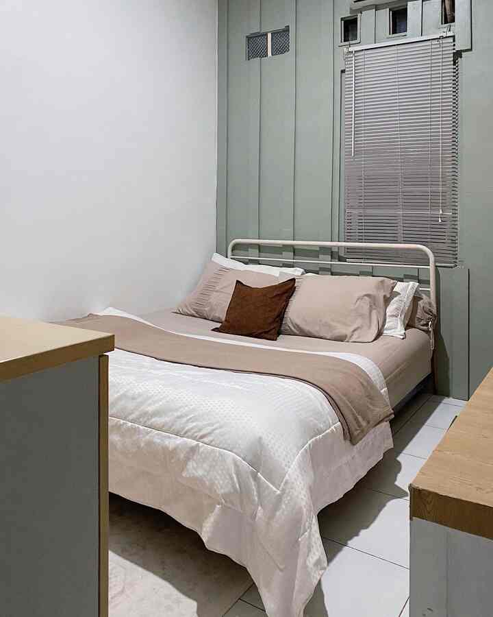 Ternyata ukuran kamar yang hanya 2,8m x 3m bisa loh masuk banyak barang. Kira kira apa aja yaa🤔

- Kasur queen size : kasur ini aku beli second sekitar 10 tahun lalu (baru ngeh!😭)
- Cermin full body size 153x50cm 
- Lemari besar : fungsinya utk simpan bed cover, tas, dll. aku beli di toko barang bekas dekat rumah
- Lemari baju dan buffet (buffet atau apa namanya ya😅) juga aku dulu beli bekas pakai tetanggaku🙈

Hampir semua furniture dirumahku memang barang bekas pakai guys, kalo bisa dapet yang murah tapi masih berkualitas kenapa nggak, hihi🙈

Semoga menginspirasi🫶🏻
#bedroominspiration
#bedroomfurniture
#bedroomideas
#japandiroom
#sagegreenroom
#sagegreenbedroom