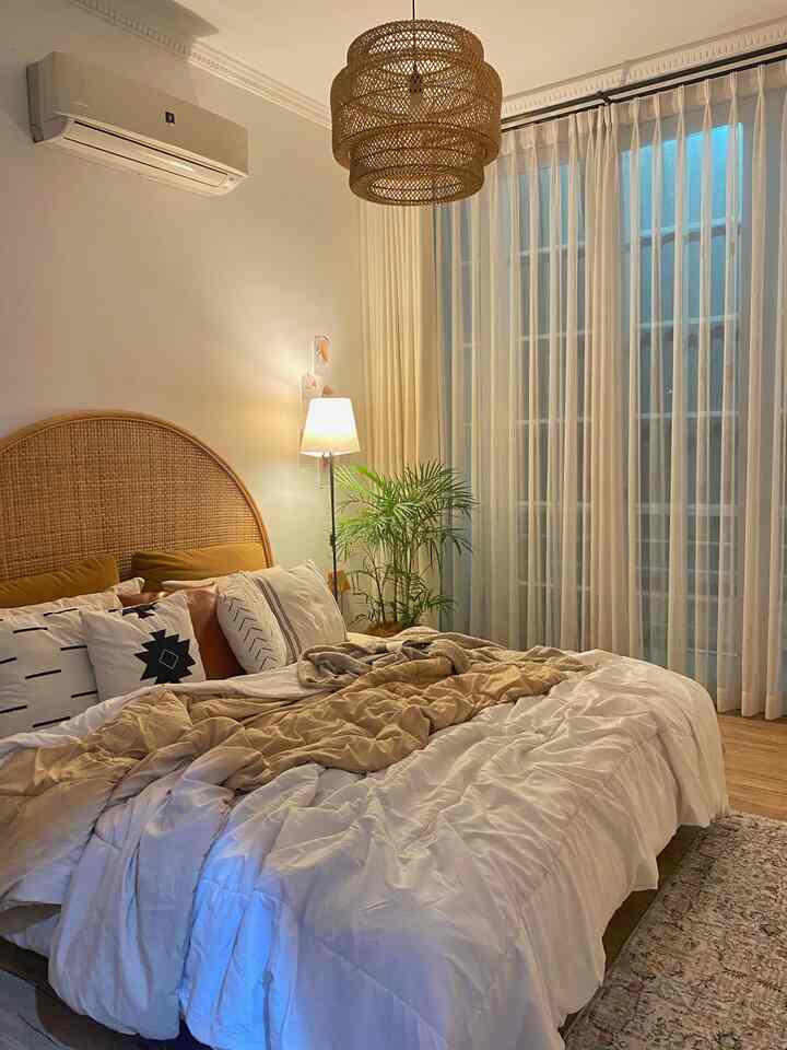 Lamp — Lighting
—
Setuju kan jika penambahan lampu akan merubah ambiance ruangan ?
—
Itulah alasan pemilihan lampu menjadi sangat penting. Ada baiknya untuk memilih warna lampu warm di Kamar Tidur agar terkesan hangat
—
Di RumahBunday pada Kamar Tidur terdapat Standing Lamp yang ditempatkan di samping kasur dengan warna lampu warm untuk memberikan kesan hangat, selain itu dapat digunakan juga sebagai lampu baca jika masih ingin membaca sebelum tidur
—
Terdapat juga Lampu Rotan gantung, selain untuk dekorasi, juga sebagai lampu utama di Kamar Tidur
—
Dan terakhir, sesekali memanfaatkan efek kombinasi Sunset Lamp dengan Disco Ball, untuk menikmati ambiance Kamar Tidur yang unik dan sedikit berbeda
—
#HomeLighting
#InspirasiLampu
#LightingDesign
#NightVibe
#InspirasiKamarTidur
#DekorasiKamarTidur
#NeutralHomeDecor