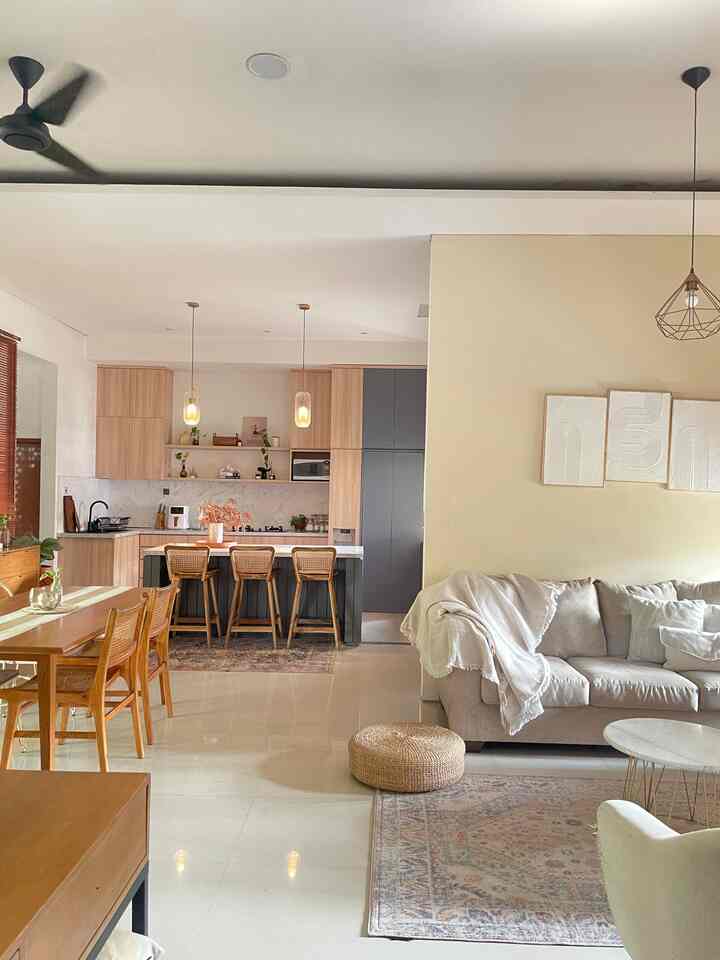 Lighting yang terbaik menurutku adalah mix antara natural light cahaya matahari dan dua lampu gantung dengan warna warm white yang ada di area dapur. Ruangan jadi terasa lebih luas dan warna furniture juga terasa lebih hidup. Kalau kamu gimana? 🌞🫶🏻
.
#KNSLiving
#HomeLighting
#InspirasiLampu
#LightingDesign
#NaturalLight
#Lampugantung
#Interiorstyle
#Interiordesign