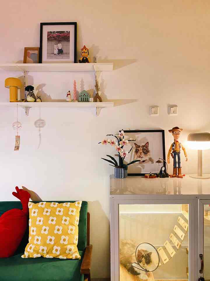 Ketika ruang tamu berubah menjadi seperti cat cafe 🐈

Sedikit cerita terkait keputusan kami membeli kandang playground cukup besar buat anabul kami 😽

Ada hal yang membuat kami maju mundur, ketika ingin upgrade kandang anabul kami, soal mau ditaruh di mana kandang itu? mengingat sisa space indoor pada rumah kami terbatas, di sisi lain kebutuhan kandang yang cukup luas sangat dibutuhkan anabul kami yang tumbuh semakin besar 😹

Akhirnya kami memutuskan untuk sementara waktu menaruh kandang anabul di ruang tamu, dengan memastikan kandang dan anabul harus tetap bersih 🫧

Serta yang utama adalah kenyaman bagi kami dan tamu yang berkunjung

Kami memang sedang berencana untuk membangun sisa space yang masih terbuka pada halaman belakang rumah. Space ini rencananya, salah satunya bakal dipakai untuk area kandang dan bermain anabul. Semoga cepat selesai 💫 

#petparent #livingwithcat #midcenturymodern #depok #HomeLighting #InspirasiLampu
#LightingDesign #rumahdeveloper 