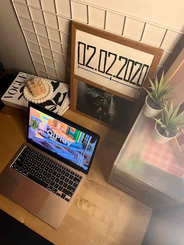 ✨WORK, WORK, WORK✨ 
Try to make this spot comfortable as far as you can ! Karena perlu 8 jam untuk stay disini dan pastinya dengan hiruk pikuk meeting yg ada. 

Favoritku ada laci 3 susun ini karena jadi tempat koleksi pulpenku disini 🥰 
Ada yg suka koleksi pulpen juga kah? Hhi 

#workspace #homeoffice #homestagram #homesweethome #homecafe #industrialhouse #workingspace 