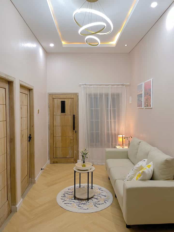 Lighting di rumah qinaz masih mengandalkan lampu di plafon
Aku pakai lampu gantung, downlight, spotlight dan led stripe pada plafon

Karena belum ada stabding lamp, dipojok ruang tamu aku tambahkan lampu tidur
Gak buruk juga ternyata bisa semakin terasa warm ruangannya 🥰

#HomeLighting #InspirasiLampu #LightingDesign #tuangtamu #ruangtamumungil