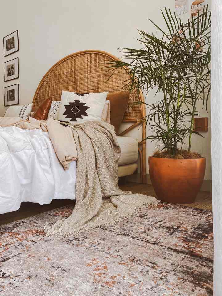 Rugs — Karpet
—
Penggunaan karpet pada ruangan tidak hanya untuk memberikan kenyamanan, tapi juga sebagai dekorasi untuk membuat ruangan semakin aesthetic
—
Pemilihan karpet bisa saja polos, tapi bisa juga bermotif, pastikan untuk memilih warna yang sesuai dengan suasana rumah
—
Selain pemilihan warna dan motif, pastikan juga untuk memilih karpet dengan ukuran yang tepat, sehingga ruangan terlihat jadi lebih terisi dan terkesan hangat namun tidak terasa penuh
—
#RugsIdea
#InspirasiKarpet
#DekorasiKamarTidur
#IdeKarpet
#KarpetDekorasi
#NeutralHomeDecor
#BohoStyle