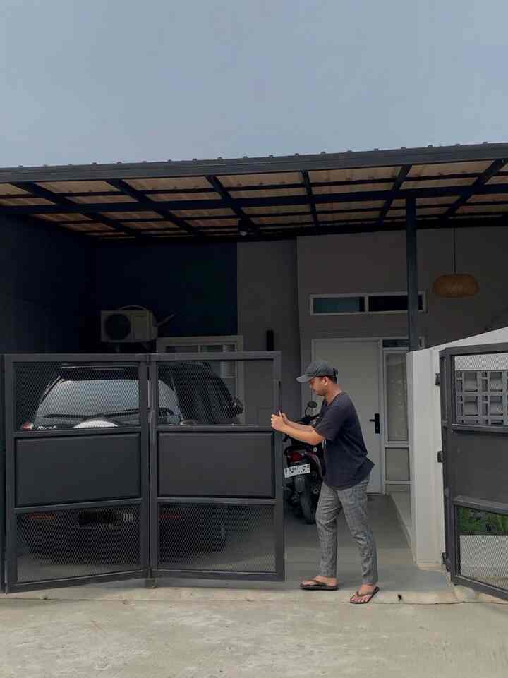 Mau cerita budgeting pagar yang ada di rumah kami🥰
Pagar ganteng di #AThouse ini model expanded dan di cat hitam doff.

(Tahun 2022)
💰Harga expanded + plat Rp.650.000/m2.
💰Harga lipatan Rp.200.000 x 4 lipatan.

Jadi, total budget pagar kami plus ✨diskon✨ sekitar Rp.5.800.000

Maklum, kaum diskonan😌🔨

Semoga bermanfaat!🖤

#pagarminimalis #pagarexpanded #home #homedecor #homeinspo #rumahminimalis