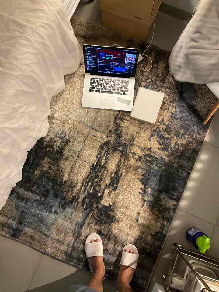 #labeloftones - choosing rug pattern

untuk menciptakan kamar dengan konsep #midcenturymodern aku cukup lama mencari referensi desain kamar dari luar negeri untuk padu padankan corak karpet yang mengisi kamarku. akhirnya memutuskan untuk memilih karpet jenis permadani dengan ukuran 120X200mm dan bercorak abstrak. kemudian dari warna aku mencari warna netral yang dominan coklat agar sesuai dengan kamarku yg #midcenturymodern yakni warna coklat kayu dan aksen warna biru.

#bedroomideas #carpetideas #rugideas #interiordesigb #bedroomdesign