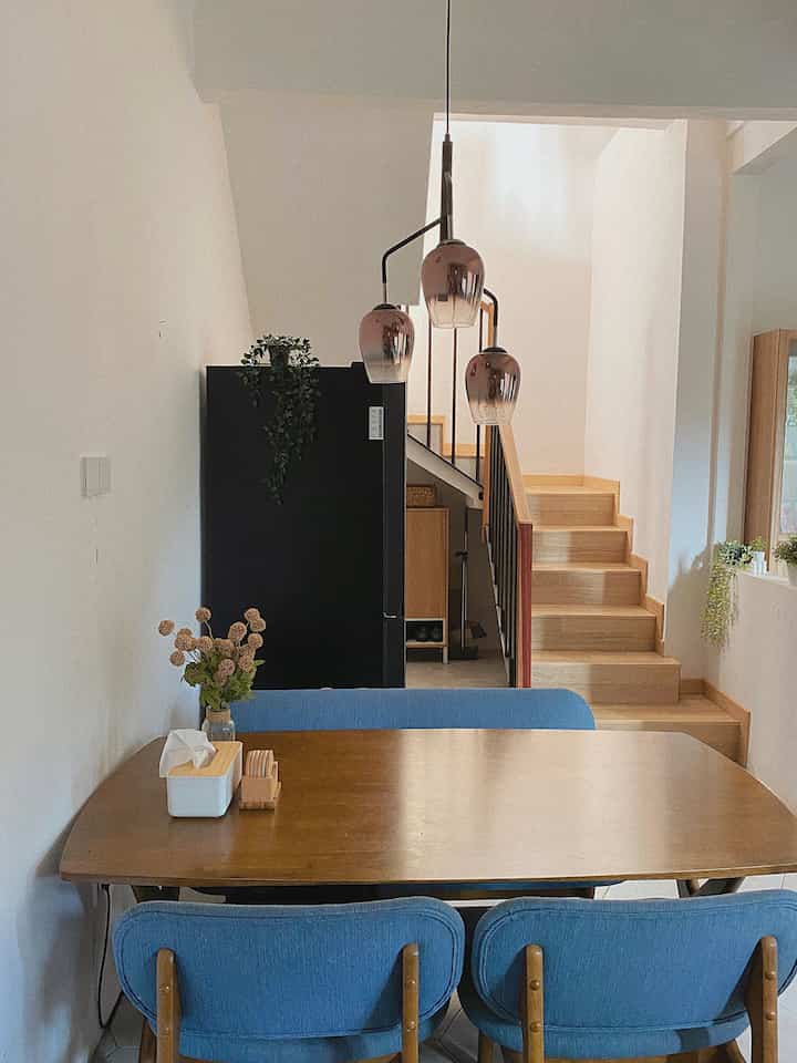 Area Dining yg sangat jarang aku foto..
Ini foto aku ambil dr sisi kitchen, konsep rumah kami open space karna keterbatasan ruang yg tidak luas jadi kalo duduk di area dining bisa terlihat ke semua sisi yg ada dirumah dr area kitchen, tangga menuju lantai 2, dan juga sisi sebelah kanan ada area living room dan kamar.. 


#inspirasidiningroom #rumahmungil #scandinavian #openspace #rumahcluster 