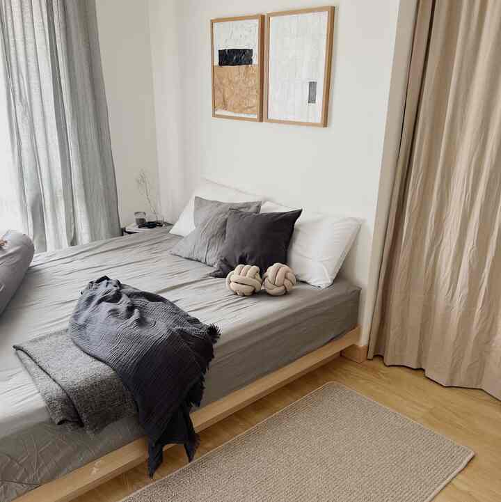 Selamat Malam O House!

Update penambahan kamar utama casadirio agar lebih hidup yaitu dengan bantal pillow knot dan karpet. Dengan menambahkan karpet di kamar utama ternyata membuat kamar lebih hangat dan lebih terlihat homey loh! 

#japandibedroom #bedroominspiration #bedroomideas #japandi #lowbudgetdecoration #japandidecoration #japandiinspiration

