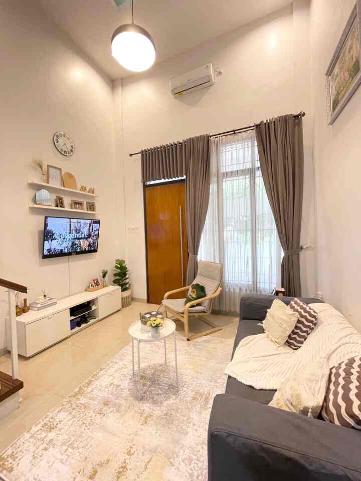 Selamat datang dirumah kami! 
Saat pertama masuk kerumah, kalian akan disambut dengan living room yang juga ruang keluarga bagi kami. Diruangan inilah kami banyak menghabiskan waktu bersama keluarga. 
Kami memilih furnitur untuk living room ini yang tidak terlalu besar dan berwarna netral.
#livingroom #BTNOAS6