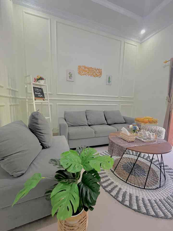 Spill perintilan aesthetic diruang tamu. aku pilih ini karena selain cantik aesthetic harganya yang ramah ada yg 20ribuan dan gak sampai 200rb, selain itu sesuai fungsi dengan mejaku yg bulat yang tidak memakan banyak tempat sudah bisa untuk tempat tisu, air mineral dan makanan diatasnya aku kasih taplak supaya lebih cantik. Semoga bermanfaat ya.❤️

#BudgetFriendlyDecor
#AestheticAffordable
#SpillDecorLowBudget