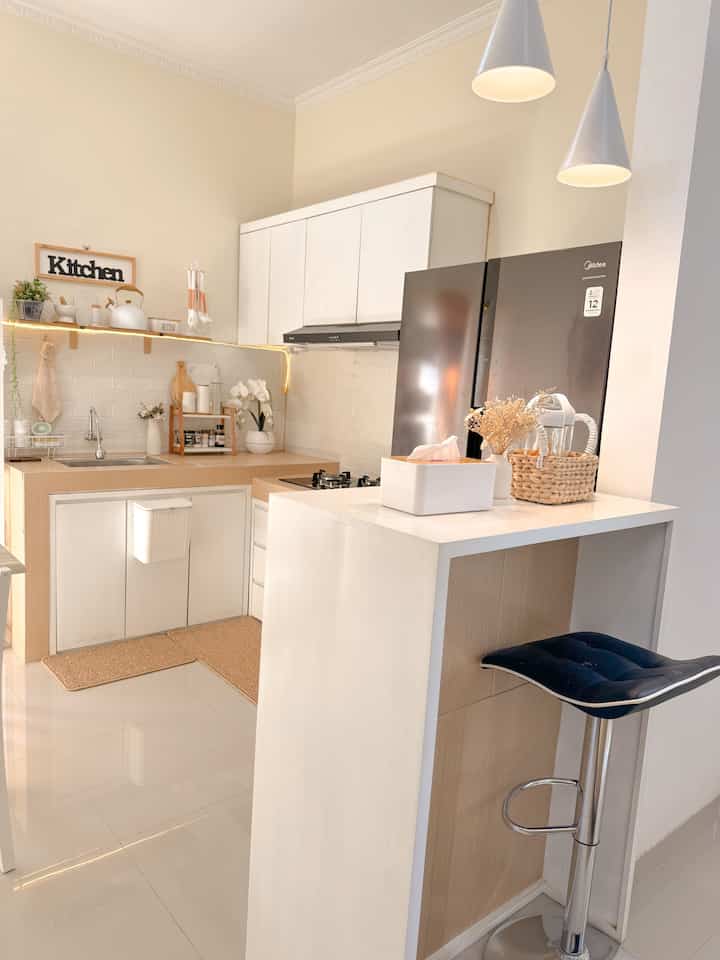 Dapur kecil yang menyatu dengan minibar 🫶

Dapur kecil bisa ditambah area minibar, tapi pastikan minibarnya disesuaikan dengan area yang ada supaya tidak membuat terlihat sumpek, dan di rumah ini meja barnya dibuat fleksibel, supaya bisa dipindah-pindah saat ada acara ✨

#DapurCantik
#MyDreamKitchen
#InspirasiDapur
#DapurMinimalis
#DapurMungil
#DapurKecil