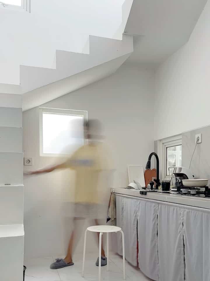 Simple Kitchen 
-
kita menggunakan dapur hanya untuk menyeduh kopi , teh atau yang instan karena memang kita belum banyak waktu di rumah. untuk menutupi sapur yang berantakan kita menggunakan kain lembaran yang dijahit, selalu membersihkan setelah digunakan agar tetap rapi 

#DapurCantik
#MyDreamKitchen
#InspirasiDapur #minimalist #dapursegaris #bauhaus #homedecor #angkahouse #jawatengah