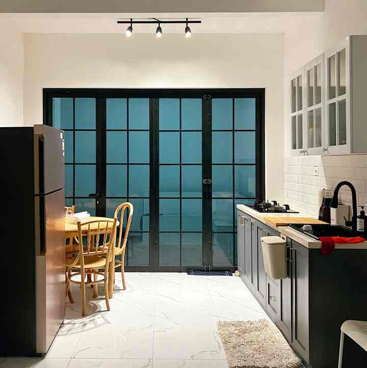 Halo tetangga online, this is our first post di sini. Welcome to our small yet comfy house.
Post pertama ini mau nunjukin dapur segaris sekaligus dining room aku. Tempat favorit aku di rumah yang tumbuh dari 0.

#btnoa6 #homestagram #dapurminimalis