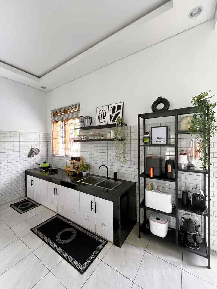 Hai kenalin dapur segaris Bumi Gerrd dengan panjang top table 2,8m dan rak industrial di sampingnya. Aku memilih dapur gundul tanpa adanya kitchen set atas agar dapur lebih leluasa dan hanya di tambahkan ambalan untuk menyimpan kebutuhan dapur. 

Dengan adanya jendela d atas kompor ini sangat membantu pencahayaan masuk ke dapur dan sirkulasi udara di dapur sehingga kami bisa menghemat listrik dan hemat cooker hood hehe. 

#BumiGerrd #DapurCantik #MyDreamKitchen #InspirasiDapur #DapurMinimalis #DapurMonochrome