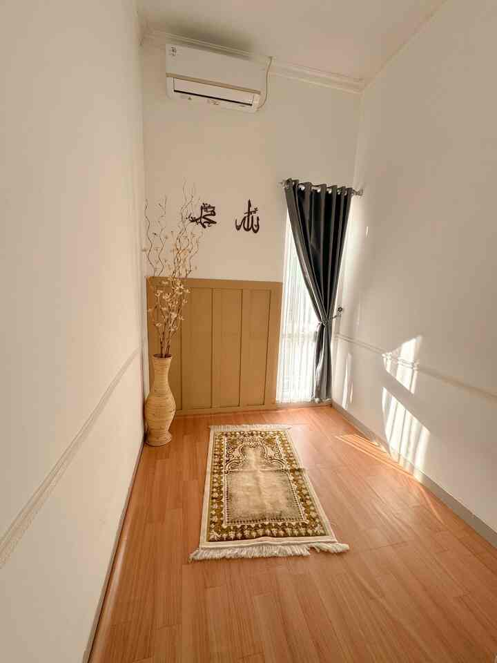 Musholla mini dengan dekorasinya yang lowbudget!✨
Di musholla ini saya memilih dekorasi yang low budget, mulai dari pemasangan wallbatten yang harga satuannya hanya 8k , dengan pemasangan 7 buah wallbatten, dipasang hanya menggunakan lem seharga 40k, total biaya dibawah 100k! 😍

Lanjutkan dengan menge cat wall batten supaya sesuai warna yang diinginkan, dan ditambahkan karpet motif kayu per M nya 25k! 
Lanjut tambahkan dekorasi yang diinginkan, 
Finally! Menghasilkan musholla yang simple tp cukup aesthetic hanya dengan dekorasi low budget 🫶✨

#BudgetFriendlyDecor
#AestheticAffordable
#SpillDecorLowBudget
#MushollaRumah
#MushollaMinimalis