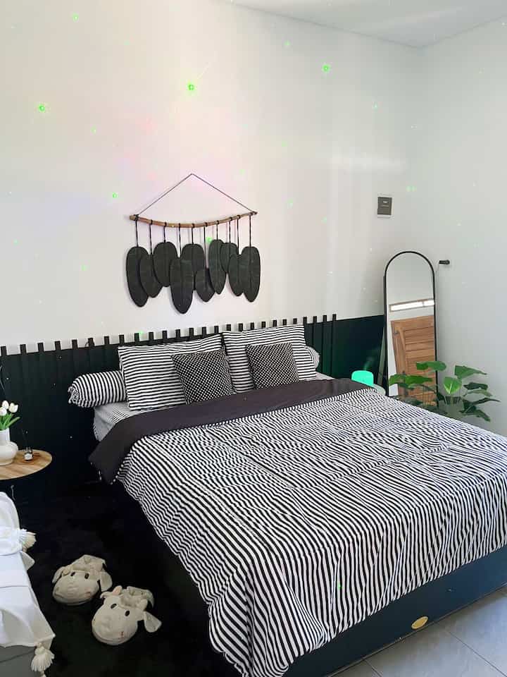 Dekorasi Asthetic Budget-Friendly

• Macrame, ini adalah macrame impian aku simple tapi bisa membuat cantik kamar tidurku dengan harga 180k menurutku ini murah bisa custom warna juga loh.

• Standing Mirror, dengan budget 400k ini dekorasi yang menurut aku paling best buy selain untuk dekorasi juga  punya fungsi lain untuk bercermin tentunya.

• Tanaman Artificial, ini adalah jalan ninjaku untuk memberikan tampilan segar di ruangan. Tidak perlu disiram tapi tetep bisa tumbuh hijau. Harganya juga terjangkau 75k sudah plus pot. 

• Diffuser Aromatherapy, alat ini bisa membuat cantik ruangan dengan lampu led warna warninya. Selain itu juga bisa memberikan fungsi yang sangat luar biasa untuk membuat kita relax pada saat istirahat. 
Dengan harga 300k kita sudah bisa dapat alat dan 4 oilnya loh. 

#BumiGerrd #BudgetFriendlyDecor #AestheticAffordable #SpillDecorLowBudget #DekorasiKamarTidur
