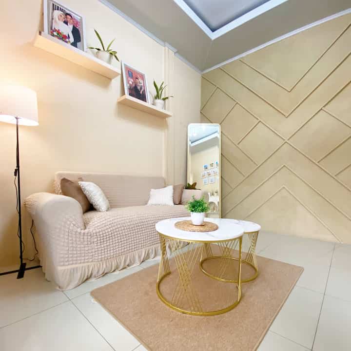 Decor Low Budget 

DIY wallbatten pada salah satu dinding di ruang tamu ini hanya menghabiskan budget 250 ribu lho. Dengan bermodalkan list kayu dengan harga satuan 4 ribuan sebanyak 20 pcs dan beberapa paku juga cat kiloan dengan harga 10 ribuan. 

Selain itu, pemilihan cover sofa juga menjadi solusi mengganti sofa jadulku. Tidak perlu mengeluarkan biaya banyak untuk mengganti sofa baru. Hanya perlu budget sekitar 100ribu untuk membeli cover sofa 🤗

Aku juga menambahkan standing lamp seharga 150 ribuan pada salah satu sudut di ruang ini. Selain mempunyai fungsi pencahayaan untuk ruang ini, standing lamp ini salah satu item budget friendly yang juga dapat mempercantik ruangan ✨

Beginilah versiku untuk mendekor rumah yang ramah kantong. Semoga berkenan ya teman-teman 🤗🤗🤗

#BudgetFriendlyDecor #AestheticAffordable #SpillDecorLowBudget #rumahdarabayu #rumahdibekasi #rumahminimalis #ruangtamu #ruangtamuminimalis 

