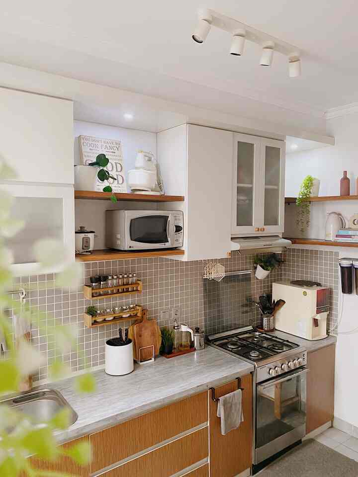 Dapur ini memiliki beberapa rak terbuka, sebagian untuk pantry atau storage makanan, dan sebagian lagi untuk dekorasi dan kitchen appliances yang jarang dipakai. Rak terbuka untuk dekorasi ini terletak di bagian atas, sebagai variasi dengan kabinet tertutup supaya tidak monoton. Beberapa dekorasi yang digunakan adalah aneka vas, wall art, tanaman hias dan juga tempat kue. #DapurCantik #MyDreamKitchen #InspirasiDapur