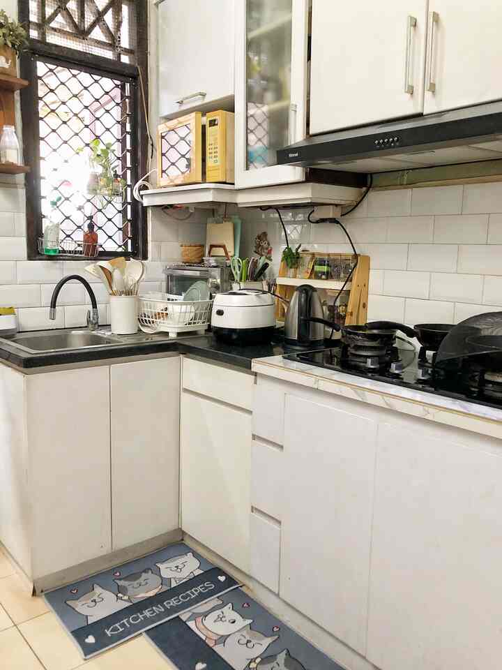 Dapur super mungil dengan dimensi 200x 150 untuk meletakan kelengkapan masak. packed banget ya? 😁 Tapi saya suka karena sirkulasi udara yang baik dan cahaya yang melimpah. Fungsional banget tapi kalau bisa, tetap estetik. Ini adalah dapur yang hangat 🤭 karena seringnya untuk menghangatkan makanan 🤣 Ditunggu ah, yang mau share resep gampangnya 😀

#DapurCantik #MyDreamKitchen #InspirasiDapur #plantmom #petfriendlyhouse #decorlowbudget