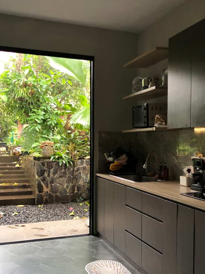 Dapur khisaku (lagi)🫣 
Kali ini dalam suasana gerimis2 syahdu
Cita2 ku sebenernya pengen nambahin island ditengah dan takeout meja makan. 
Menurut tetangga bagus gak? Atau lebih baik bagian tengah dibiarkan “bebas dan luas”? 

#DapurCantik
#MyDreamKitchen 
#InspirasiDapur
#DapurMinimalis 
#DapurSimple
#DapurKecil
#RumahMinimalis 
#IdeDapur
#DekorasiDapur