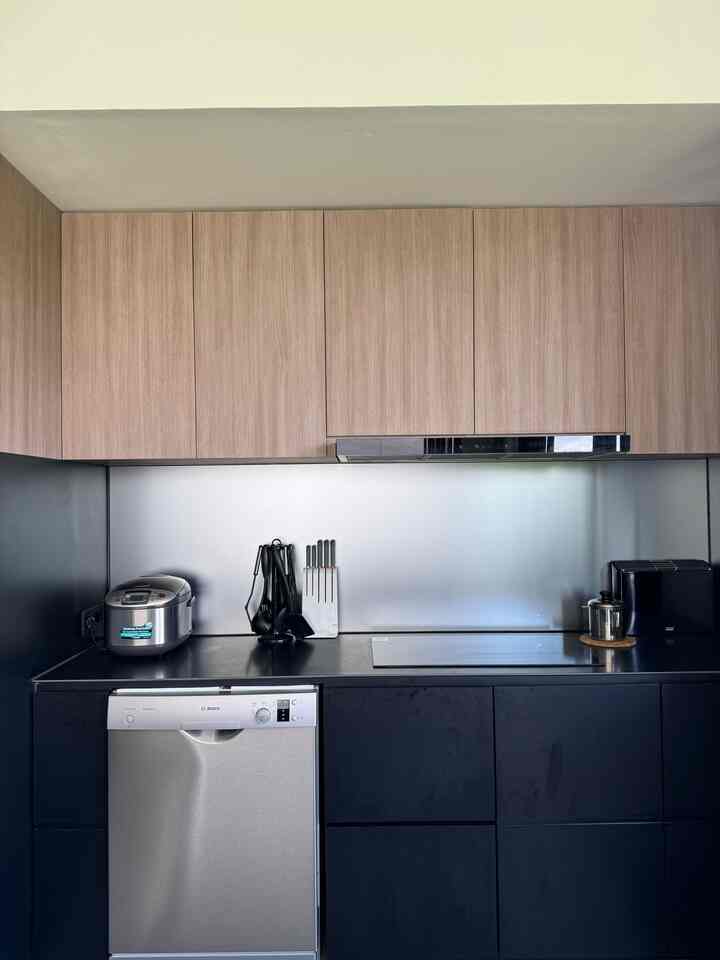 Welcome to GN House🖤

Setelah menunggu renovasi selama kurang lebih 6 bulan akhirnya rumah bawaan developer kami sulap menjadi rumah impian kami

Ini adalah salah satu bagian estetik dirumah kami yaitu dapur! Kami memilih tema all black agar terkesan mewah. Untuk cookwear-nya pun kami pilih warna yang senada agar terlihat serasi

#BTNOAS6 #blackkitchen 
