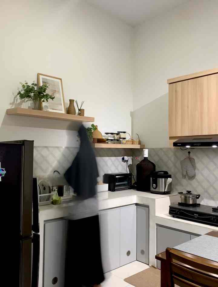 Dapur simpelku dengan budget kitchen set 5jutaan.

Meja dapur berbentuk L bawaan dari developer. Desain kitchen set simpel dan fungsional namun tetap estetik. Kabinet bawah dan kabinet atas cukup untuk menyimpan segala perintilan dapur dan bahan makanan. Hambalan bagian atas untuk tambahan dekorasi, sedangkan yang bawah untuk toples bumbu dapur, keranjang rotan untuk bawang-bawangan dan kentang.

#DapurCantik #MyDreamKitchen #InspirasiDapur #dapurminimalis #kitchenstyling #dapurlowbudget