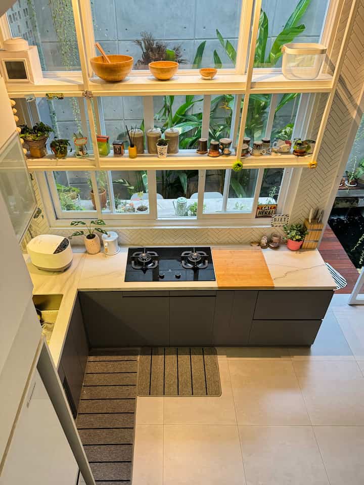 Dapurku dari angle yang berbeda ✨

Intip yuk dapurku dari atas tangga, samping, luar di taman belakang, bahkan melihat detail beberapa dekor yang di dapur.

Dapur ini custom dengan vendor kitchen set, top table menggunakan batu marmer buatan, dengan kabinet multiplek lapis hpl. 

Aku mendekor dapurku kebanyakan dengan dekor yang fungsional seperti, tempat telur, cangkir cantik warna-warni, berbagai macam tanaman hias, padi dan gabah kering asli, sampai parutan. 

#DapurCantik #MyDreamKitchen #InspirasiDapur #kitcheninspo #rumahsemak #kitchendecor 