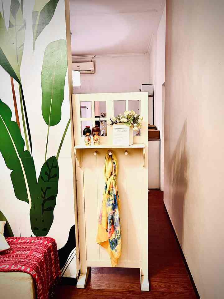Kali ini mau cerita salah satu  dekorasi astetik terbaik yang pernah aq beli, sekain estetik, multifungsi , harganya masih affordable .. sebandinglah dengan kualitasnya . 

Ini adalah devider .. portable partisi/sekat ruangan  gitu .. belinya sekitar 6-7 taon lalu .. tapi sampe sekarng masih awet dan berguna bgt.
Bisa dipakai sebagai sekar plus bisa buat letakin printilan dekor dan gantung barang2 yg sering dipake.
Uda sering pindah pindah area .. awalnya buat ditaro didepan kamar mandi biar pemandangan gak langsung kekamar mandi , trus beralih  fungsi jd sekat pembatas  living room ke mushola dan sekarang kepake buat menghalangi pandangan dr pintu utama kalau malem ( krn pintu utamanya pakai kaca one way dan klo malem agak terekspos laah bagian dalam rumah ) 
#budgetfriendlydecor
#aestheticaffordablw
#spilldecorlowbudget