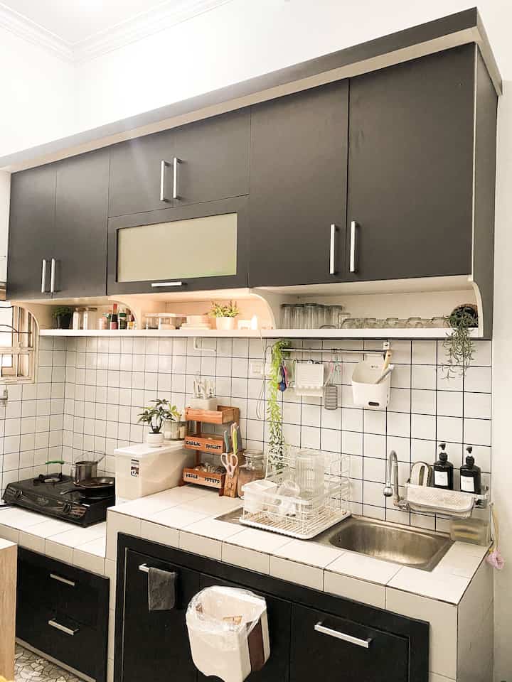 Hallo Assalamu’alaikum.
Perkenalkan saya Rezy Intan dari akun @mizyhm. Saya full time mommy berusia 30 tahunan mempunyai 2 orang anak sejodoh.

Kami tinggal di daerah Bandung Timur, dan ini merupakan rumah pertama kami.
Kenapa diberi nama akun mizyhm, karena penggabungan nama saya dan nama suami. Harapanya rumah ini akan selalu kami tempati bersama sampai tua nanti. 

Rumah yang kami beli ini rumah second berukuran LT 72m2 dan LB 85m2. 
Alhamdulillah pada saat beli rumah ini, kami tidak banyak mengeluarkan budget untuk perbaikan. 
Rumah ini berlantai 1 1/2, memiliki 3 kamar tidur, 2 kamar mandi, dan sudah terpasang kitchen set. 

Kami hanya mengganti cat, memasang teralis pagar tangga, dan mengganti warna kitchen setnya. 
Kenapa diganti warnanya, karena warna sebelumnya kurang sesuai dengan nada cat rumah kami. 

Akhirnya sekarang warnanya sudah sesuai yang kami mau, tentunya dengan versi low budget namun masih bisa enak dilihat.

Semoga dapur minimalis ini bisa menginspirasi untuk ibu2 yang ingin merubah suasana dapurnya 💛🫶🏿

#BTNOAS6 #homedecor #homedecoration #homestyle #homeinspiration #rumahsimpleminimalis #rumahcluster #dapurminimalis #dapursimple #kitchenmakeover #kitchenstyling #kitchendecorideas #kitchensetminimalis 