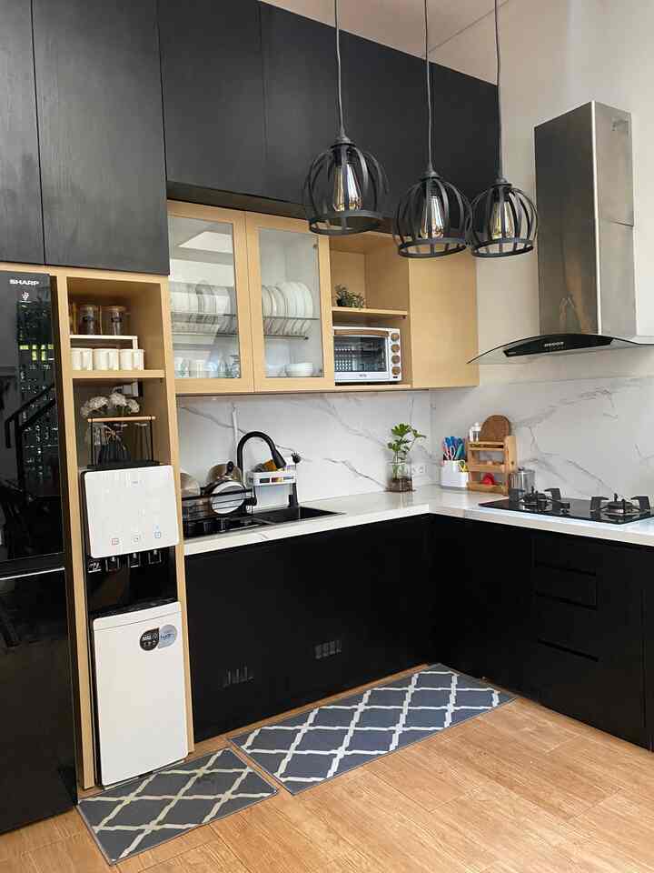 Natural and modern toned kitchen featuring black lower cabinets and wood tone upper cabinets in a functional layout