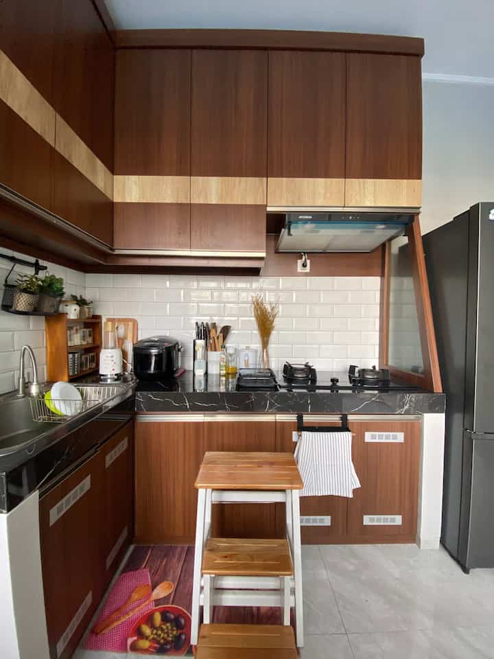 Dapur minimalis di rumah kami berukuran 250cm x 310cm. Dirumah ini sudah terpadang kitchen set full plafond, untuk memaksimalkan tempat penyimpanan sehingga tidak terlalu banyak barang yang tergeletak di top table.

Dikarenakan space top table yang sempit dan kitchen set yang full, maka untuk dekorasi hanya di berikan sentuhan hijau dari artificial flower dan penambahan unsur warna yang masih satu palette warna supaya warna tidak monoton.

#DapurCantik
#MyDreamKitchen
#InspirasiDapur

