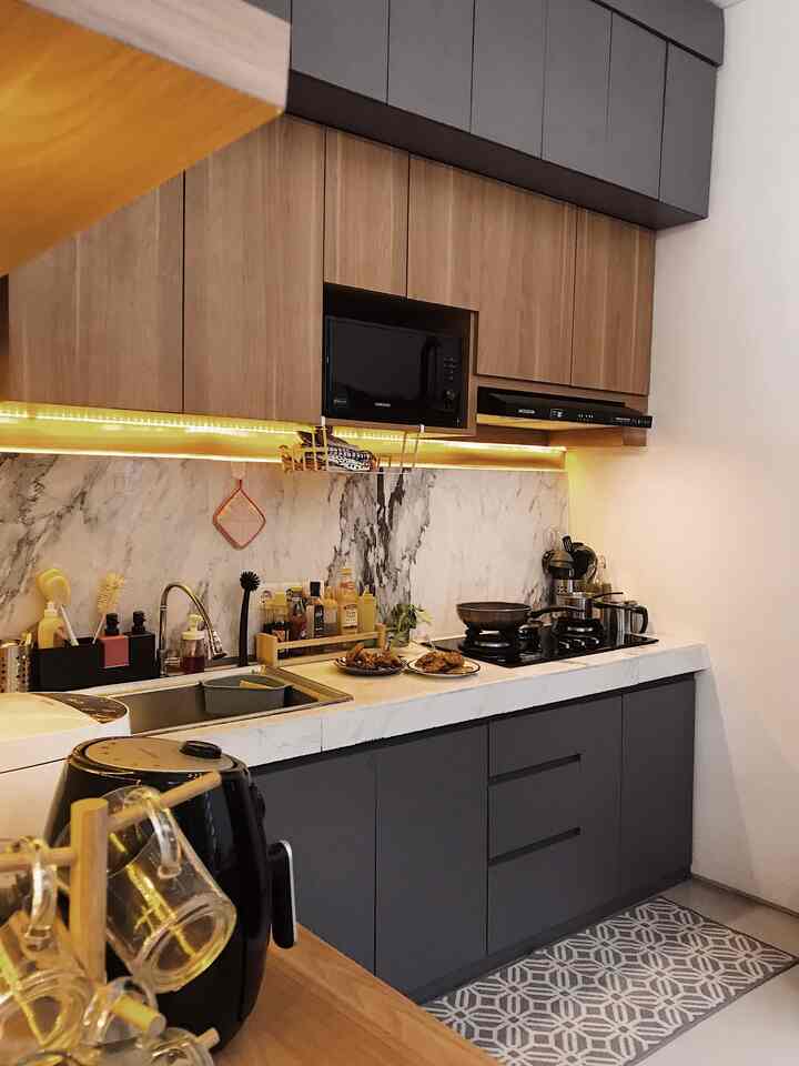 ini diaw dapur mungil di ruma cefour. di dapur inilah ibu negara ruma cefour bisa berkreasi masakan apapun! walaupun mungil, tapi dapur ini banyak kantong ajaibnya lohh..

banyak laci2 yang bisa sembunyiin barang-barang. walaupun banyak laci, tapi tetap bisa keliatan estetik✨

#BTNOAS6
#kitchendecor #homeinspiration #rumacefour