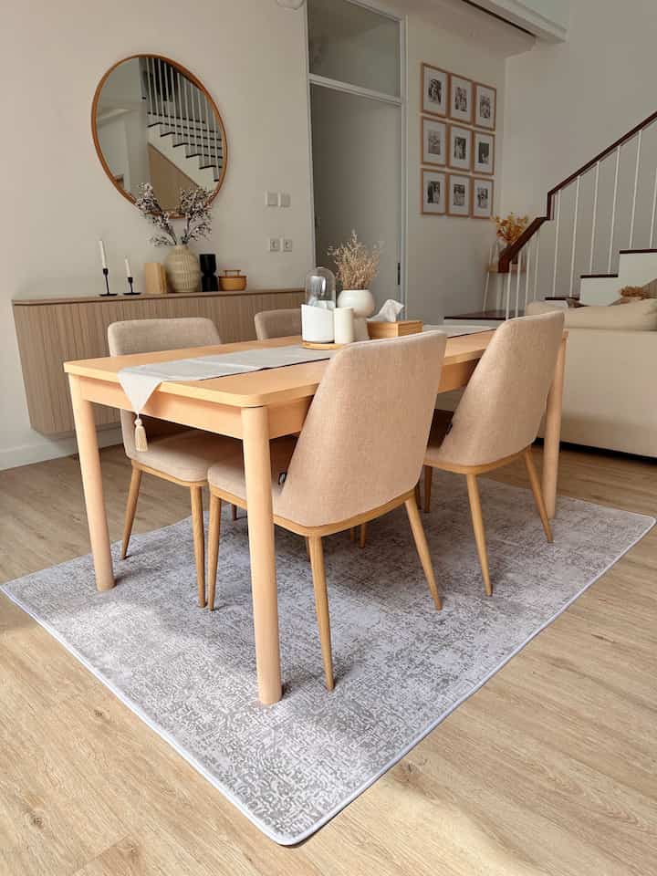 Item yang menurutku budget friendly yaitu, karpet abstrak, hanya dengan harga dibawah 300ribu udah bisa membuat ruangan menjadi lebih nyaman dan estetik.

Yg kedua, vas bunga yang kubeli di e-commerce. Karena modelnya yang cocok dengan berbagai macam tema rumah, vas ini barang kesukaanku. Harga nya yang worth it banget di kantong menjadi paling best item dirumahku. Hanya 162k bisa buat ruangan dirumah jadi tambah cantik.

Ketiga, tray kayu oval dan wave. Tray ini selalu ada di dapur bersihku, karena bahan kayu nya bagus dan modelnya juga estetik aku membeli nya di e-commerce dengan harga 115k per pcs, bikin dapur jadi cantik.

#BudgetFriendlyDecor
#AestheticAffordable
#SpillDecorLowBudget