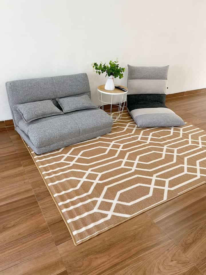 Aesthetic budget-friendly decorations ✨

Dekorasi sangat penting untuk merubah vibe ruangan, tentunya kita ingin tidak terlalu merogoh kocek terlalu dalam tetapi tetap dapat merubah suasana ruangan menjadi lebih nyaman dan cantik dilihat. Untuk ruang tv ini, kami menambahkan vas besar dan tanaman artifisial disamping kabinet tv. Walaupun harganya cukup murah, tetapi dapat membuat ruangan tampak lebih hidup. Lalu jika teman-teman belum punya sofa yang besar, kalian bisa loh menambahkan sofa lipat yang lebih low budget tetapi tetap terlihat minimalis dan estetik. Selain itu tambahkan juga karpet yang memiliki motif minimalis. Tidak lupa meja bulat yang bisa jadi tempat penyimpanan juga. Terakhir tambahkan vas bunga putih dengan gaya nordic yang unik. Semoga bermanfaat ya.

#BudgetFriendlyDecor #AestheticAffordable #SpillDecorLowBudget 