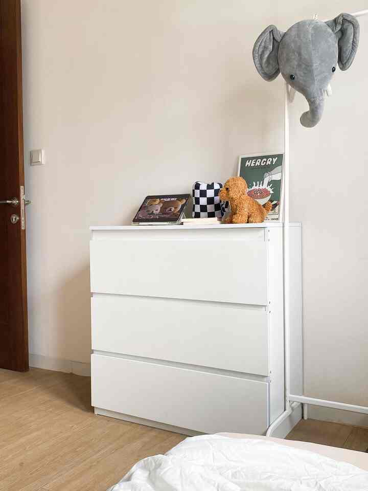 Salah satu best buy diruangan kamar ini adalah lemari laci putih.

Muat banyak barang dan cukup kokoh untuk menyimpan barang barang anak seperti mainan, alat tulis dll.

Harganya juga terjangkau dan woth it untuk kualitas lemarinya.. sekitar 450ribu an.. dan aku beli diecommers.

#BudgetFriendlyDecor
#AestheticAffordable
#SpillDecorLowBudget
#bandung #rumahdibandung #kamaranaklowbudget #dekorlowbudget #kamaranak 