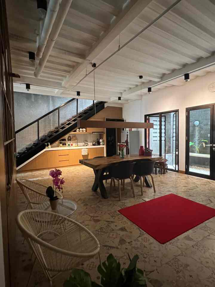 Aku ngerasa karpet merah jadi item dekorasi yang unik, karena selain hargax worth it dia jadi warna mencolok ditengah-tengah warna natural di rumahku 😊😊😊

#BudgetFriendlyDecor
#AestheticAffordable
#SpillDecorLowBudget
#rumahyuqibam
#rumahIndustrial
#homecafe 