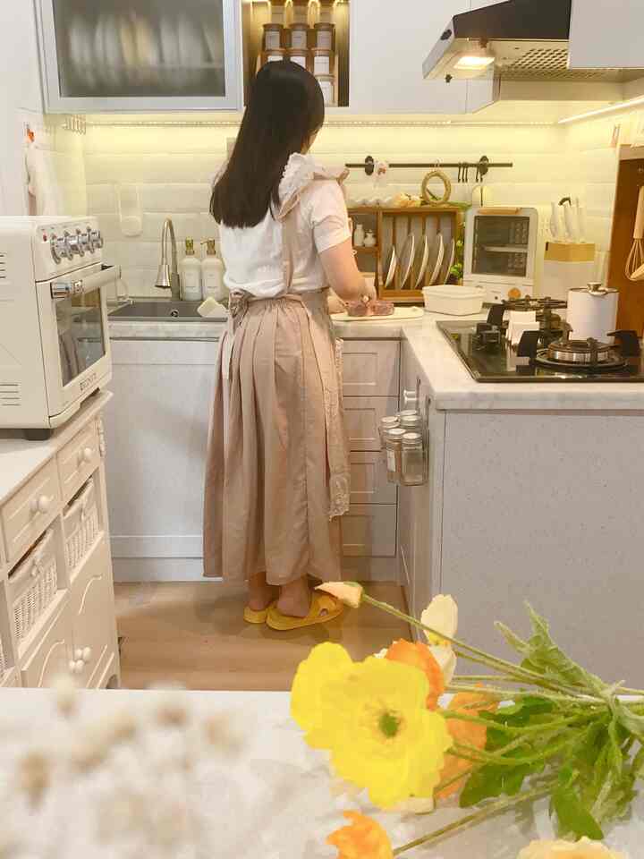 Dapurku perpaduan warna light grey dan wood membuat terlihat lbh warm dengan rak" fungsional yang membuat aesthetic namun pada tempatnya , dapurnya sangat kecil tapi tetap terlihat rapi #DapurCantik #mydreamkitchen #inspirasidapur #dapur #kitchen #homedecor #dapuraesthetic #aesthetic 