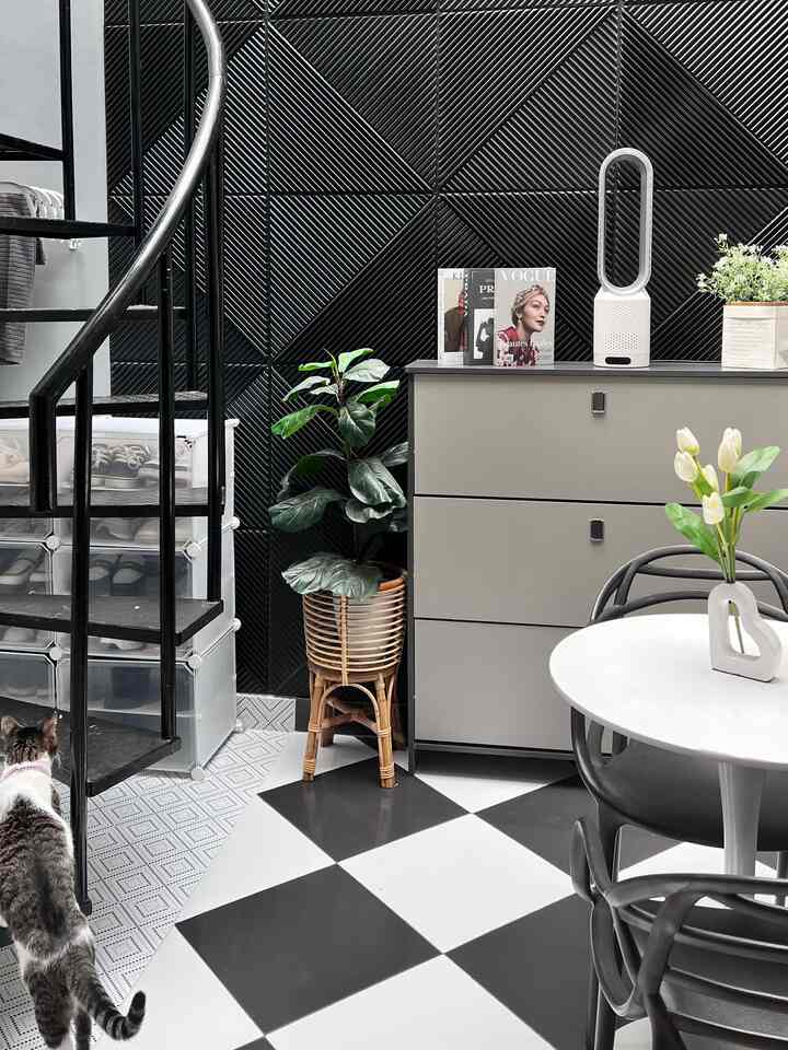 Memilih dekorasi tidak harus mahal, masih banyak yang press dan low budget namun memberikan kesan yang aestetik di ruanhan tersebut. Contohnya area bawah tangga ini, memiliki budget dekor sangat minim kisaran start from Rp.12.000 - Rp.600.000 saja.

#BudgetFriendlyDekor
#AesteticAffordable
#SpillDekorLowBudget